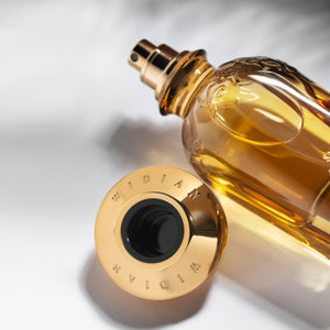 Widian - Gold Collection - Samar Flakon mit goldfarbenem Sprühkopf und dekorativem Muster auf hellem Hintergrund