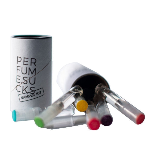 PERFUME.SUCKS - Sample Kit mit sieben Duftproben in transparenten Flakons vor weißem Hintergrund