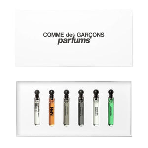 Comme des Garçons - Sampling Discovery Set mit sechs Duftproben in klaren kleinen Fläschchen und weißer Verpackung