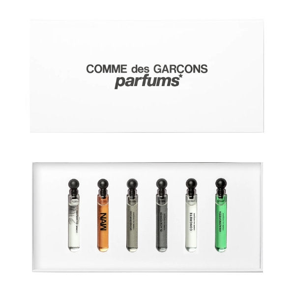 Comme des Garçons - Sampling Discovery Set mit sechs Duftproben in klaren kleinen Fläschchen und weißer Verpackung