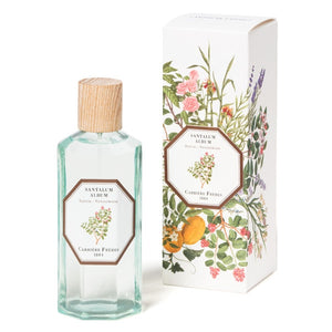 Carrière Frères - Sandalwood - Santalum Album - Raumspray mit floraler Verpackung und Holzverschluss vor weißem Hintergrund