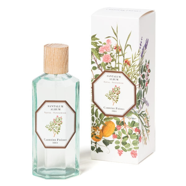 Carrière Frères - Sandalwood - Santalum Album - Raumspray mit floraler Verpackung und Holzverschluss vor weißem Hintergrund