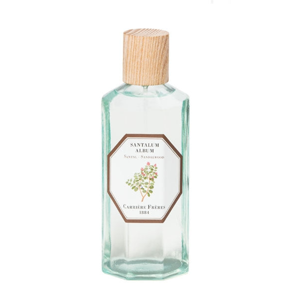 Carrière Frères - Sandalwood - Santalum Album - Raumspray mit holzigem Verschluss und klarem Glasflakon vor weißem Hintergrund