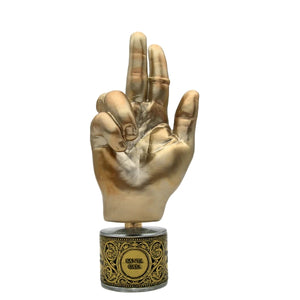 Filippo Sorcinelli - Memento - Santa Casa goldene Hand mit ringverziertem Zeigefinger und detailliertem ornamentalem Sockel