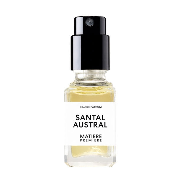 Matière Première - Santal Austral zeigt kleinen Parfumflakon mit schwarzem Sprühkopf und hellem Duftöl vor weißem Hintergrund