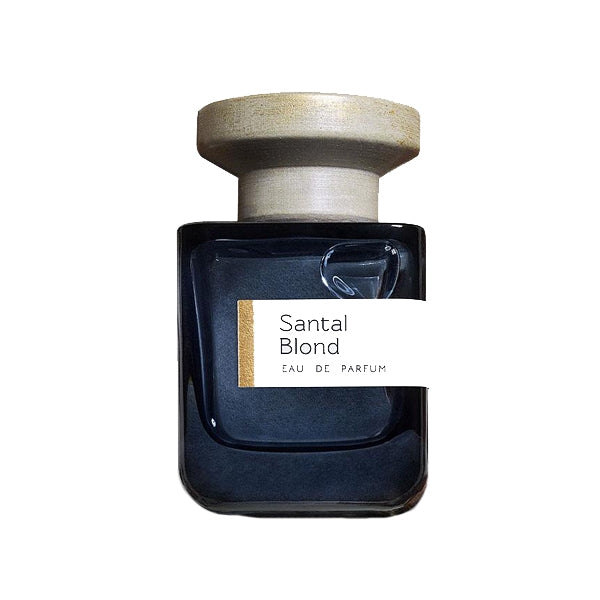 Atelier Materi - Santal Blond Flakon in dunkelblau mit hellem Holzverschluss und minimalistischem Etikett vor weißem Hintergrund