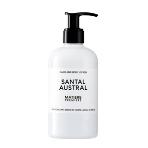 Matière Première - Santal Austral - Hand & Body Lotion in weißer Flasche mit schwarzem Pumpspender vor weißem Hintergrund