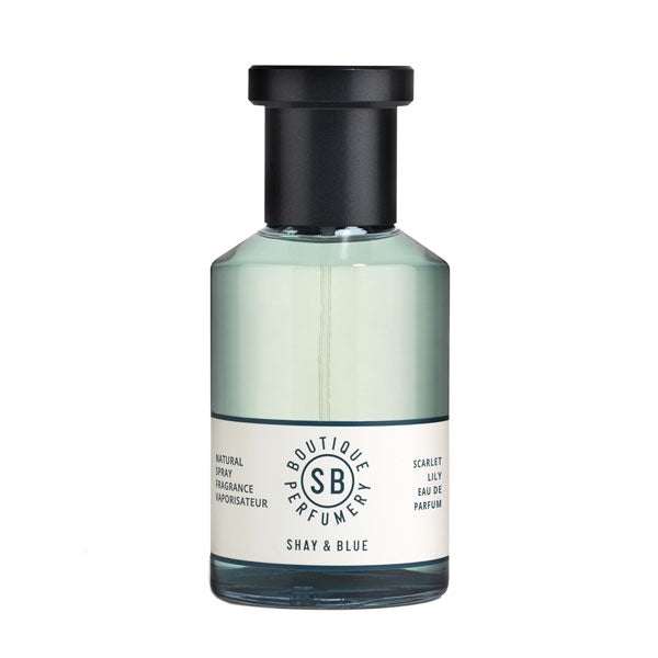 Shay & Blue - Scarlet Lily Parfumflakon mit klarem Glas und schlichtem Etikett in minimalistischer Optik