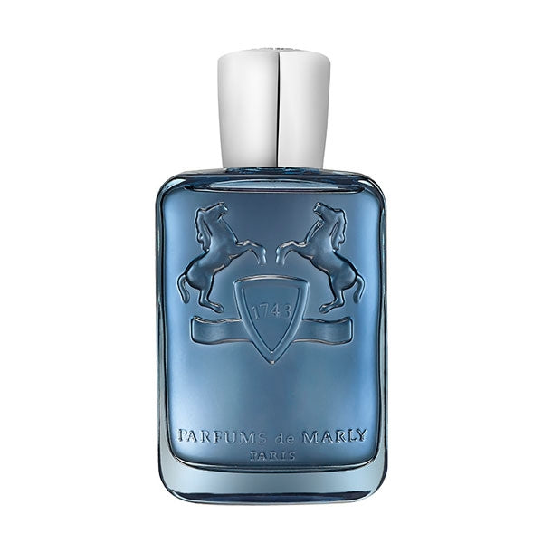 Parfums de Marly - Sedley blauer Parfumflakon mit erhabenen Pferde-Motiven und silbernem Verschluss auf weißem Hintergrund