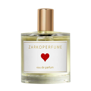 Zarkoperfume - Sending Love Parfumflakon mit goldenem Verschluss und rotem Herzsymbol auf weißem Etikett vor hellem Hintergrund