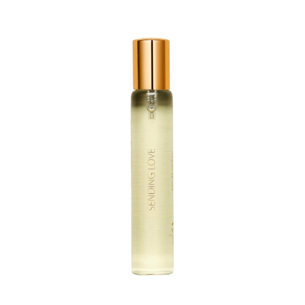Zarkoperfume - Sending Love zylindrischer Parfumflakon mit goldfarbenem Deckel und transparenter Flüssigkeit vor weißem Hintergrund