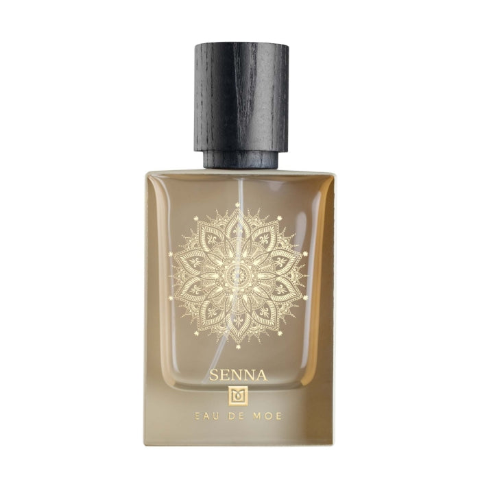 Eau De Moe - Senna Parfumflakon in braunem Glas mit schwarzem Holzdeckel und filigranem goldfarbenem Mandalamotiv auf weißem Hintergrund