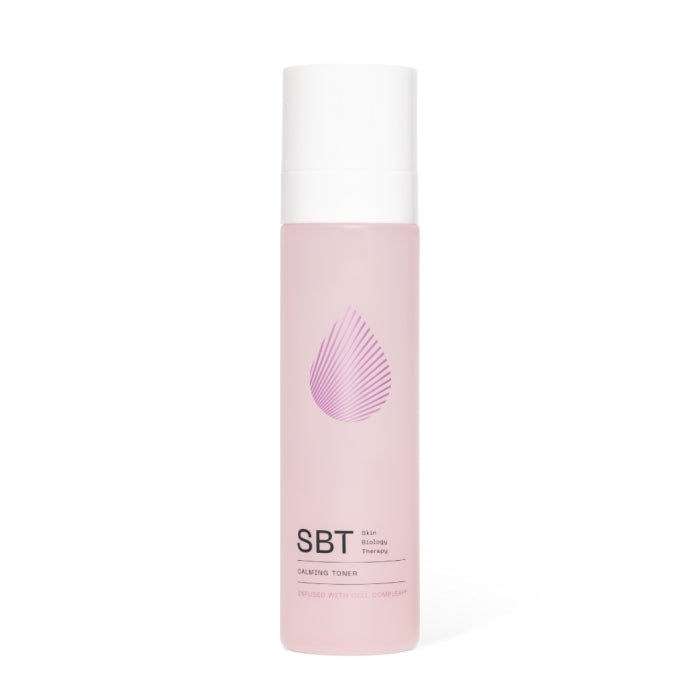 SBT - Sensitive - Calming Toner in transparenter Flasche mit rosa Flüssigkeit für pflegende Feuchtigkeitsversorgung empfindlicher Haut