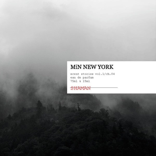 MiN New York - Shaman Schriftzug auf nebligem Waldhintergrund mit düsterer, mystischer Atmosphäre