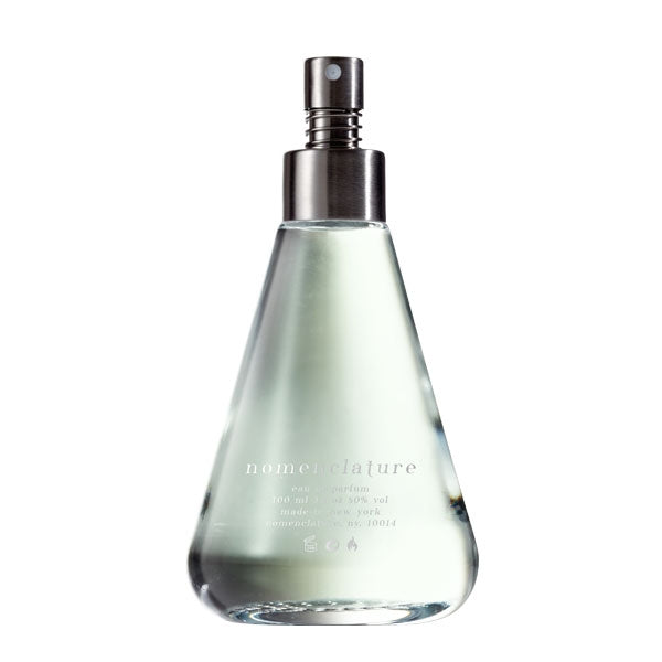 Nomenclature - shi_so Parfumflakon in konischer Glasflasche mit transparentem Duft und schwarzem Sprühkopf vor weißem Hintergrund