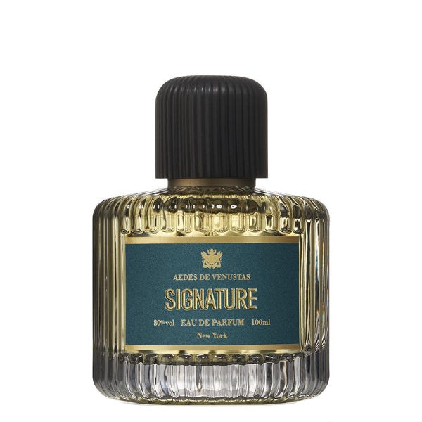Aedes de Venustas - Signature Eau de Parfum mit geriffeltem Glasflakon und dunkelblauem Etikett vor weißem Hintergrund