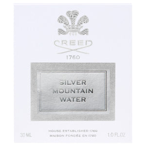 Creed - Silver Mountain Water edle Verpackung in Weiß mit silberfarbener Prägung auf klarem, schlichtem Hintergrund