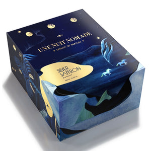 Une Nuit Nomade - Extraits de Voyage - Silver Saffron Geschenkbox in tiefem Blau mit goldener Schrift und mystischer Illustration