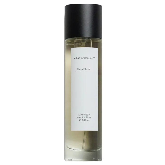 Mihan Aromatics - Sinful Rose Parfumflakon mit klarem Glas, schlichtem weißen Etikett und schwarzem Verschluss vor hellem Hintergrund