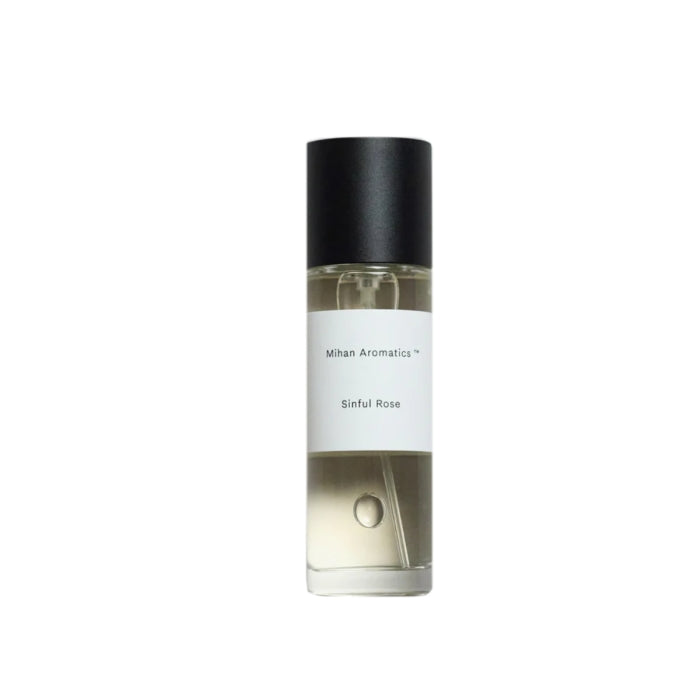 Mihan Aromatics - Sinful Rose Parfumflakon mit schlichtem weißen Etikett und schwarzem Deckel vor hellem Hintergrund