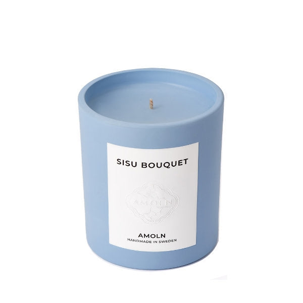 AMOLN Candles - Sisu Bouquet - Duftkerze im pastellblauen Gefäß mit schlichtem weißen Etikett vor weißem Hintergrund