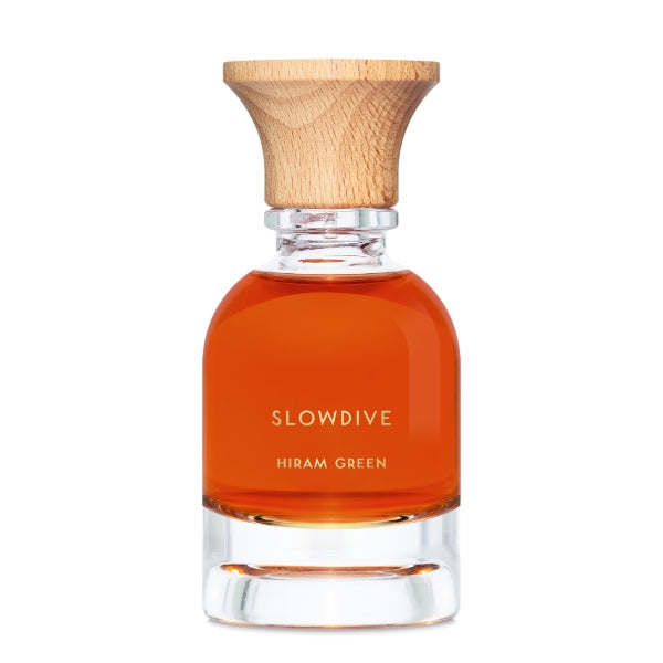 Hiram Green - Slowdive Parfumflakon mit warmem bernsteinfarbenem Duft und Holzverschluss vor weißem Hintergrund