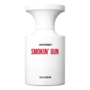 BORNTOSTANDOUT - Smokin' Gun Parfumflakon in schlichtem Weiß mit roter Schrift vor hellem Hintergrund