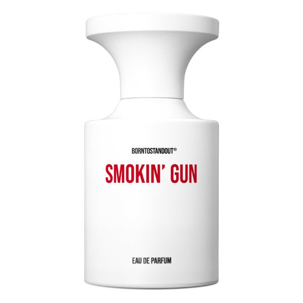 BORNTOSTANDOUT - Smokin' Gun Parfumflakon in schlichtem Weiß mit roter Schrift vor hellem Hintergrund