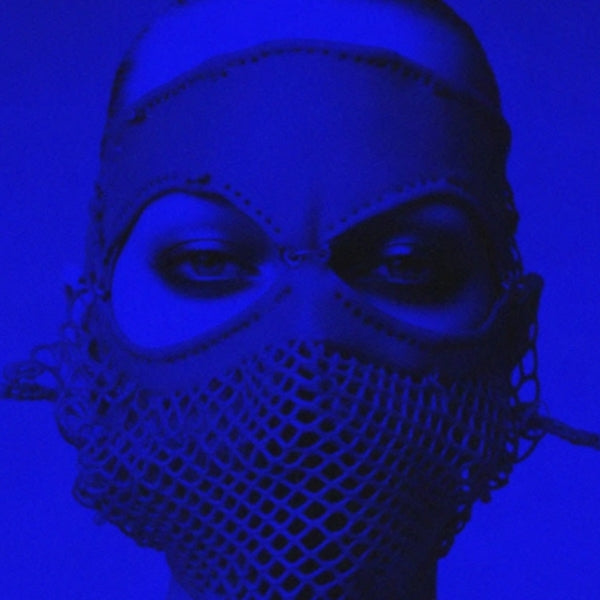 BIBBI Paris - Soap Club Gesicht einer Person mit kunstvoller Maske im intensiven Blaulicht und geheimnisvoller Atmosphäre