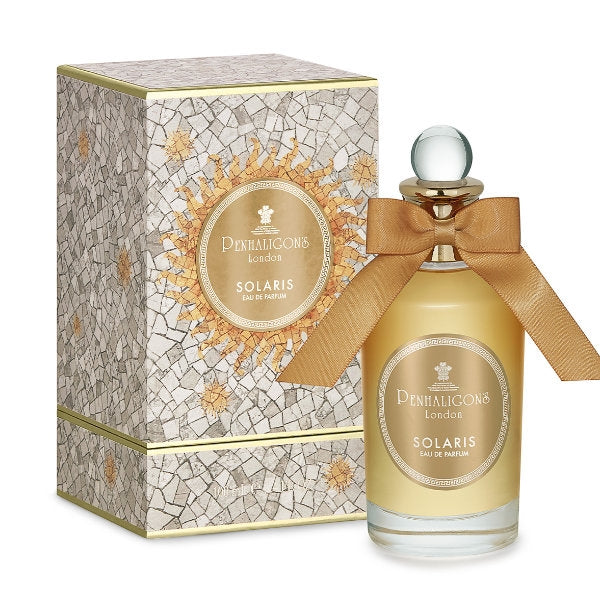 Penhaligon's - British Tales - Solaris zeigt eleganten Flakon mit goldbrauner Schleife vor gemusterter Verpackung