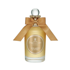 Penhaligon's - British Tales - Solaris zeigt edlen Glasflakon mit goldener Schleife und hellem Duftöl auf weißem Hintergrund