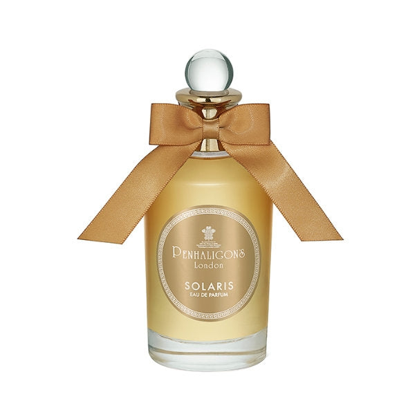 Penhaligon's - British Tales - Solaris zeigt edlen Glasflakon mit goldener Schleife und hellem Duftöl auf weißem Hintergrund