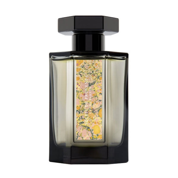 L'Artisan Parfumeur - Les Paysages - Soleil de Provence Flakon mit floralem Etikett und schwarzem Verschluss vor weißem Hintergrund