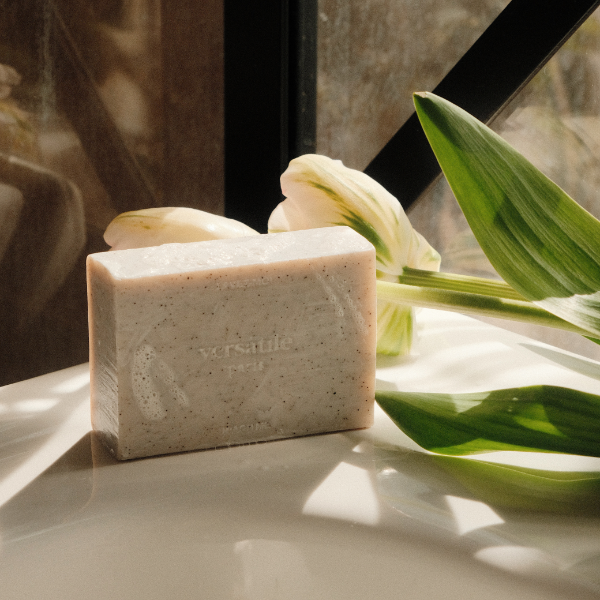 Versatile - Le Beurre Doux - Bodysoap feste Reinigung mit natürlichen Peelingpartikeln und mildem Duft aus Kardamom und Kaffee