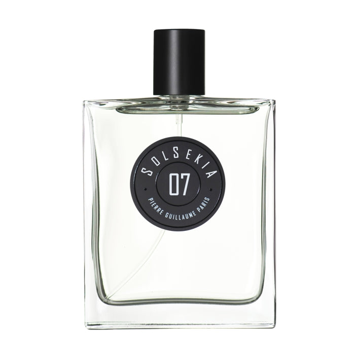 Pierre Guillaume - Solsekia No.7 Parfumflakon mit klarem Inhalt und schwarzem rundem Etikett vor weißem Hintergrund