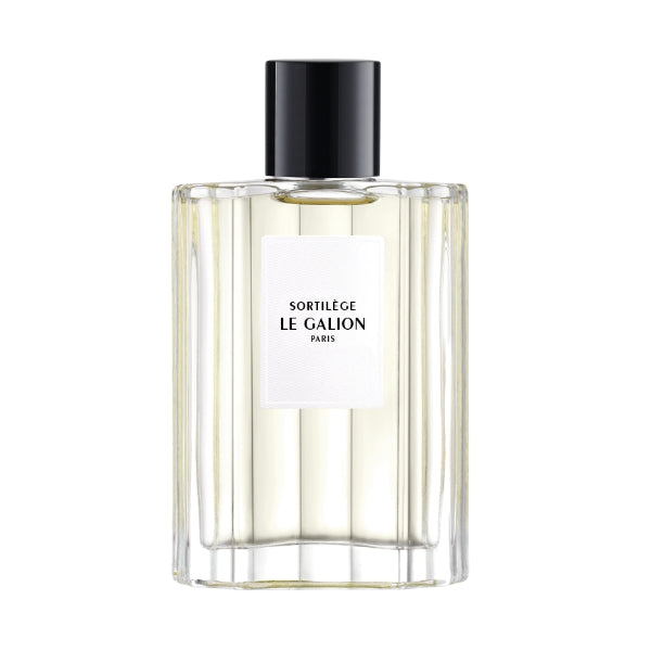 Le Galion - Sortilège Parfumflakon mit klarem Glas, schwarzem Verschluss und schlichtem weißen Etikett auf weißem Hintergrund
