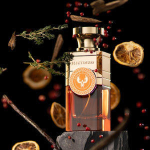 Electimuss - Spice d'Arno eleganter Flakon mit warmem bernsteinfarbenem Duft und aromatischen Gewürzen auf dunklem Hintergrund