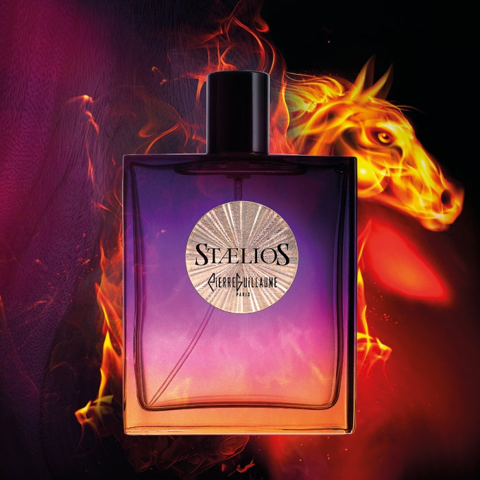 Pierre Guillaume - Beyond Collection - Stælios Parfumflakon mit violett-orangem Farbverlauf vor Flammenpferd im Hintergrund