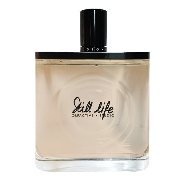 Olfactive Studio - Still Life Parfumflakon mit minimalistischer Form und zart getöntem Flüssigkeitsinhalt vor weißem Hintergrund