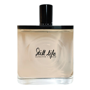 Olfactive Studio - Still Life Parfumflakon mit minimalistischer Form und zart getöntem Flüssigkeitsinhalt vor weißem Hintergrund