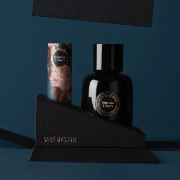 Sabé Masson - Striptease Flowers - La Rencontre Parfumflasche und Verpackung in schwarzem Design auf dunklem Hintergrund