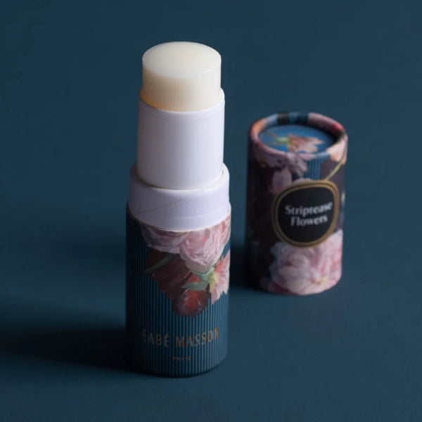 Sabé Masson - Striptease Flowers - Solid Soft Perfume mit blumiger Verpackung auf dunkelblauem Hintergrund