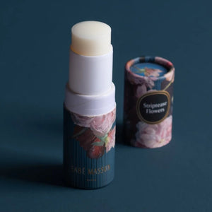 Sabé Masson - Striptease Flowers - Solid Soft Perfume mit blumiger Verpackung auf dunkelblauem Hintergrund