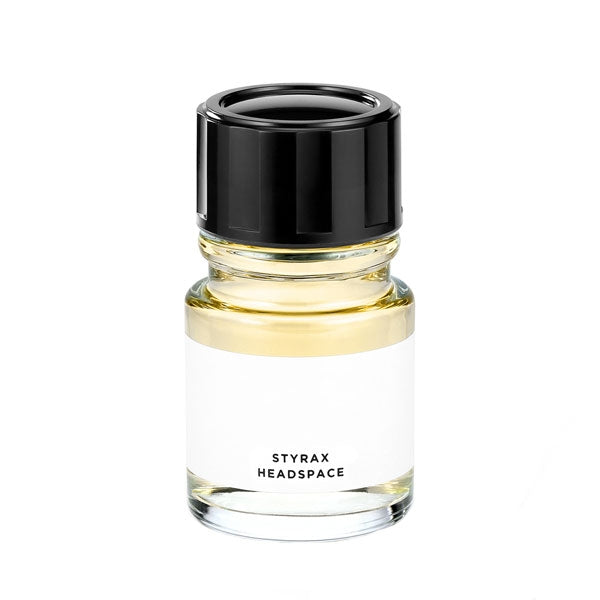 Headspace - Styrax Parfumflakon mit hellem Flüssigkeitsinhalt und schlichtem weißem Etikett vor weißem Hintergrund