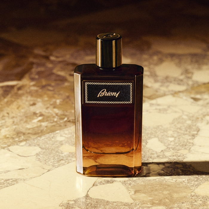 Brioni - Suave Flakon in sanften Brauntönen mit elegantem schwarzen Verschluss auf marmoriertem Untergrund