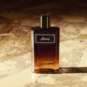 Brioni - Suave Flakon in sanften Brauntönen mit elegantem schwarzen Verschluss auf marmoriertem Untergrund