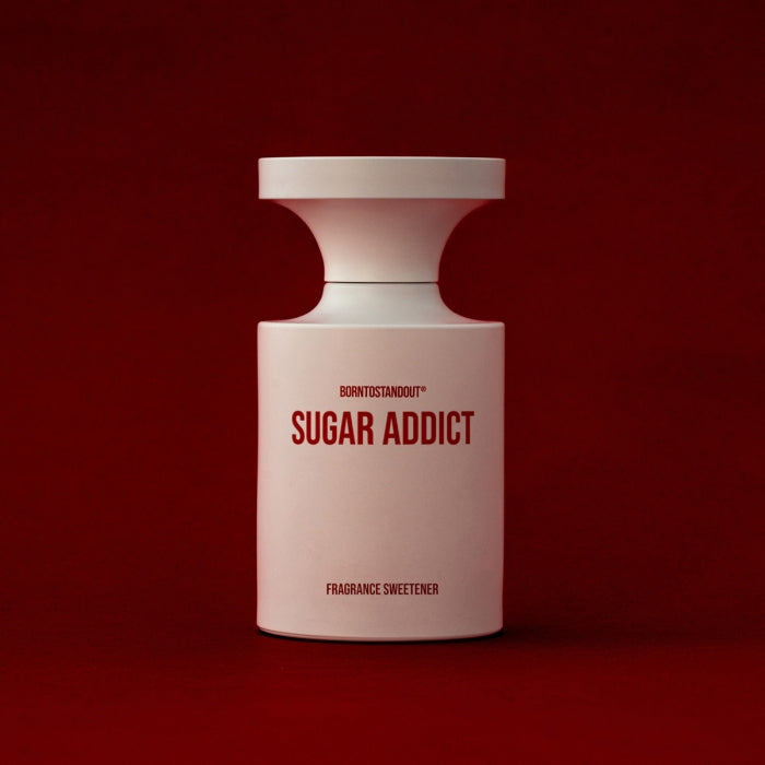 BORNTOSTANDOUT - Sugar Addict weißer Flakon mit markantem rotem Schriftzug vor tiefrotem Hintergrund