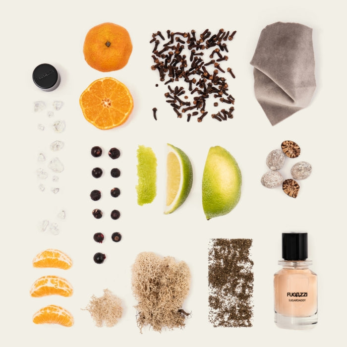 Fugazzi - Sugardaddy mit Duftnoten von Mandarine, Nelken, Limette und natürlichen Elementen vor hellem Hintergrund minimalistisch arrangiert