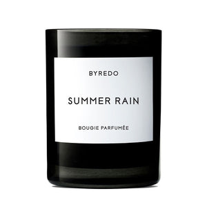 Byredo - Summer Rain - Bougie Parfumée in schwarzem Glas mit schlichtem weißem Etikett und klarer Typografie