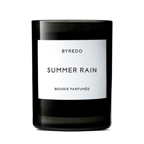 Byredo - Summer Rain - Bougie Parfumée in schwarzem Glas mit schlichtem weißem Etikett und klarer Typografie